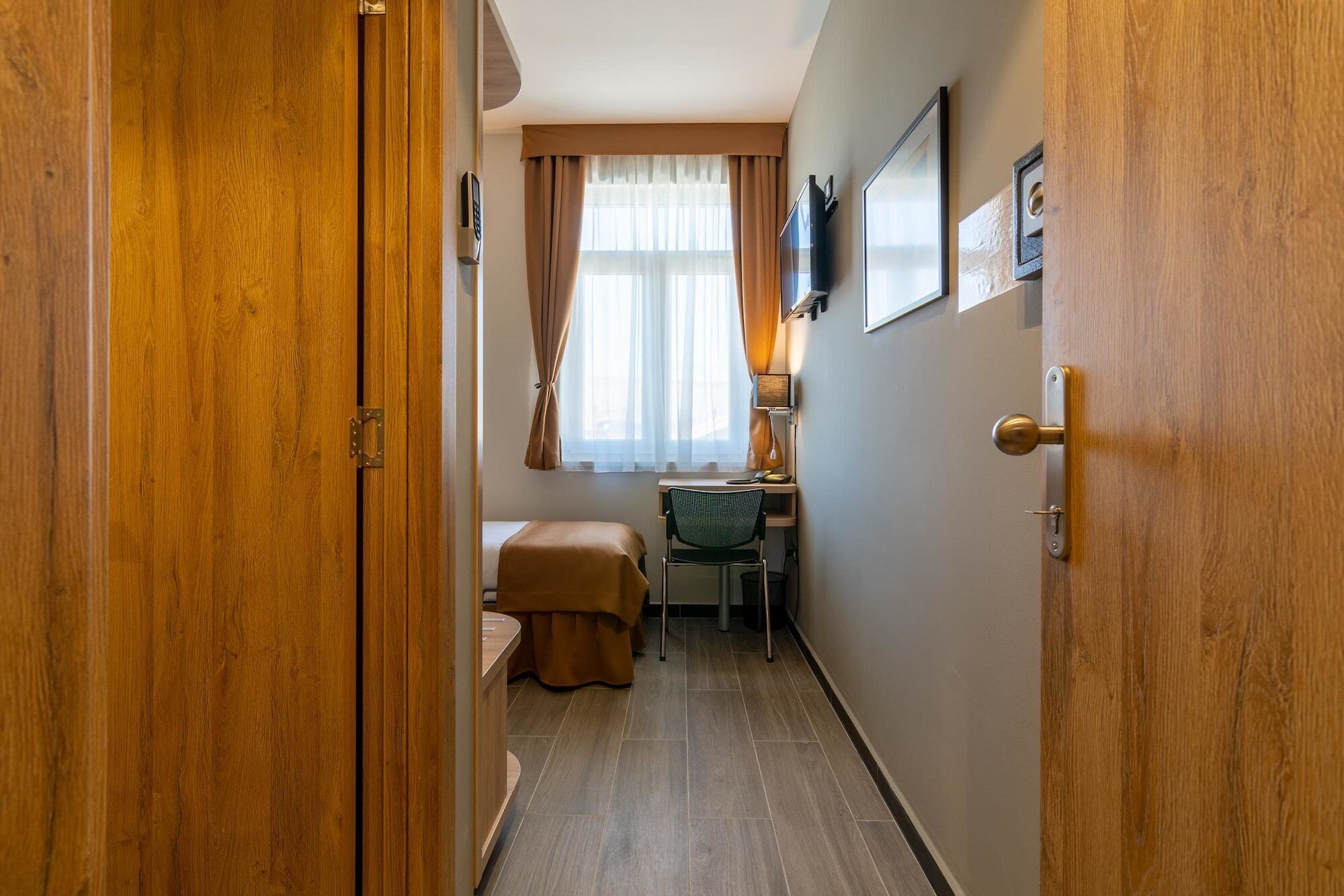 Hotel Resurs Подгорица Экстерьер фото