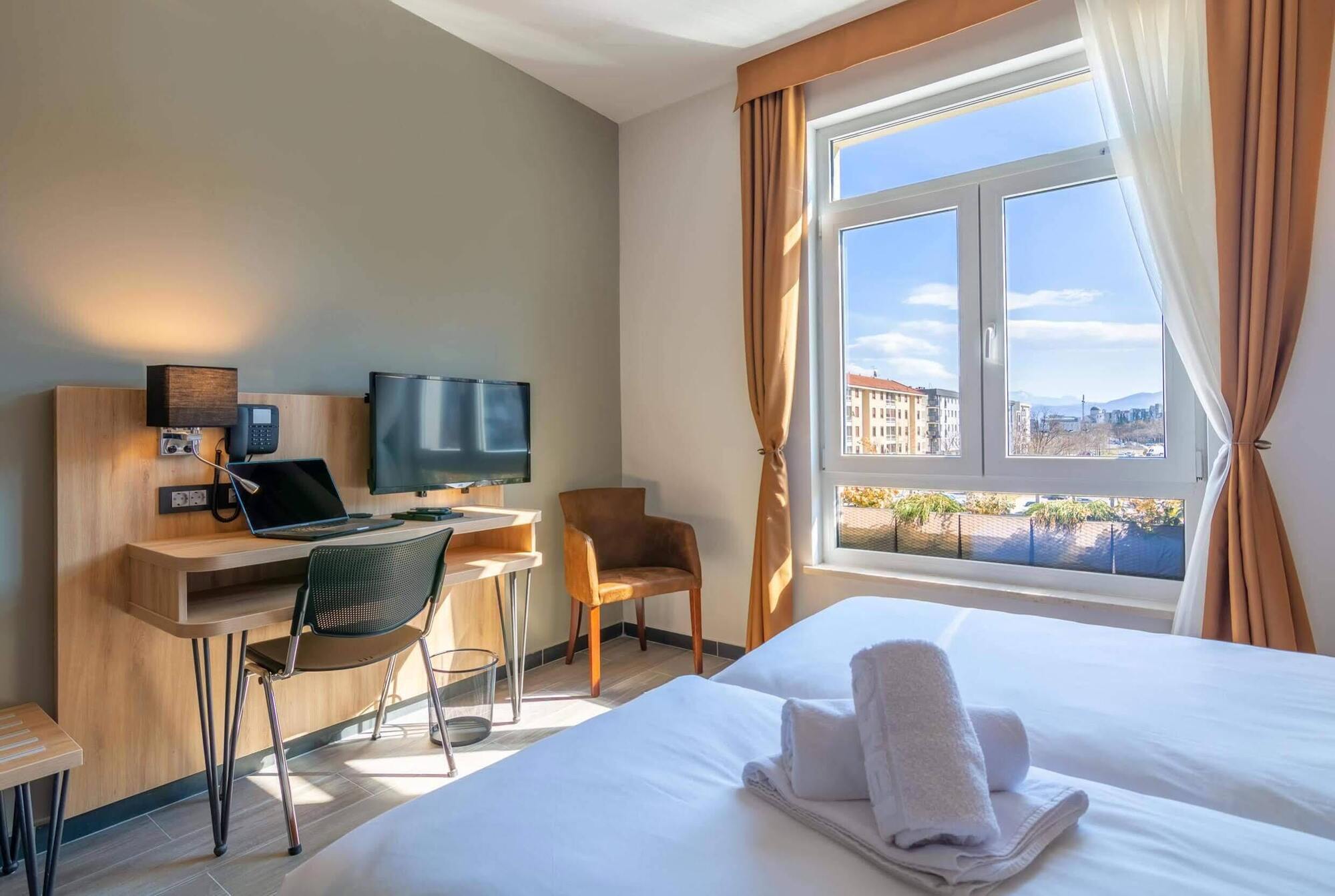 Hotel Resurs Подгорица Экстерьер фото